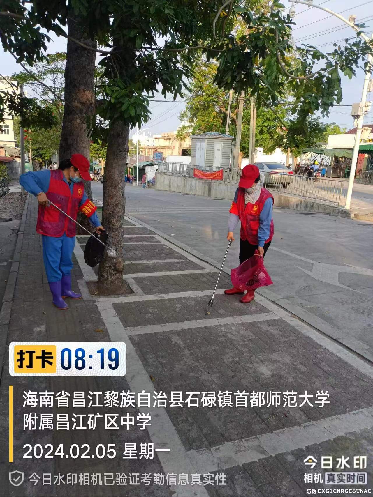 昌江分公司首都師范大學附屬昌江礦區(qū)中學物業(yè)員工們周邊保潔服務(wù)
